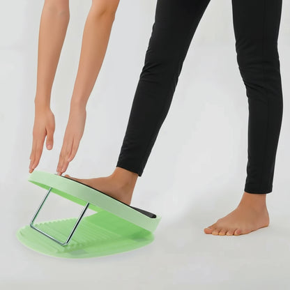 Étirement pieds nus sur la planche d'étirement inclinable verte