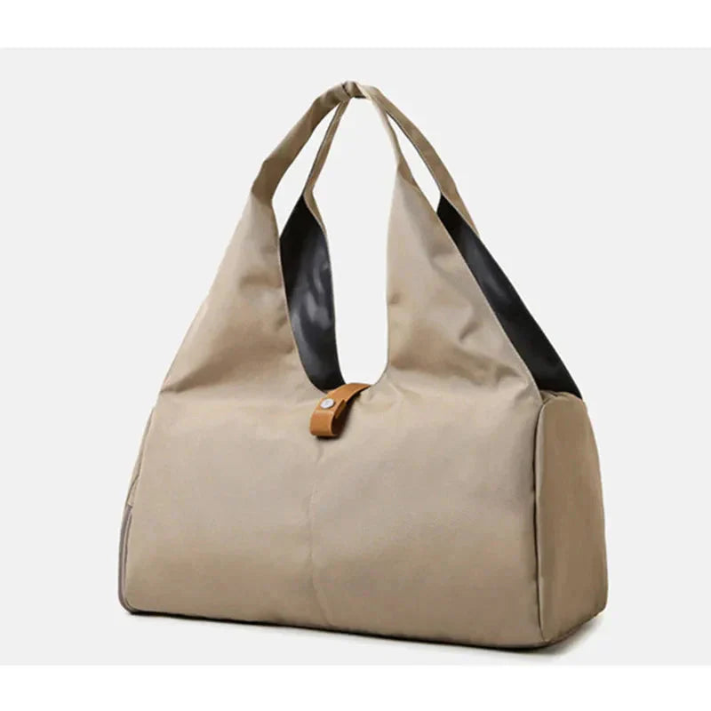Sac de sport beige, vue de trois quarts