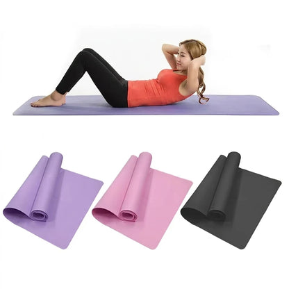 Femme faisant des abdos sur un tapis de yoga EVA violet, et coloris violet, rose et noir