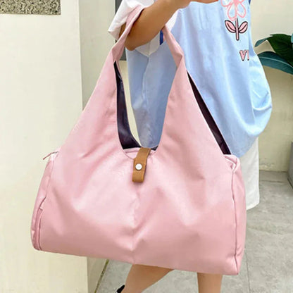 Sac de sport rose porté à l'épaule