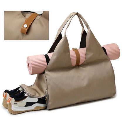 Sac de sport beige avec tapis de yoga maintenu et chaussures dans le compartiment dédié