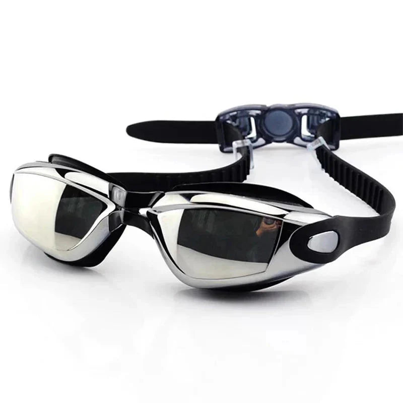 Lunettes de natation noires à verres miroir, vue de trois quarts