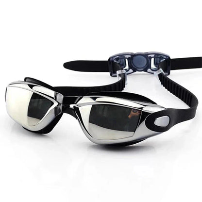 Lunettes de natation noires à verres miroir, vue de trois quarts