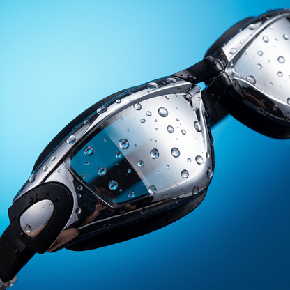 Lunettes de natation à verres miroir couverts de gouttes d'eau, visuel d'ambiance
