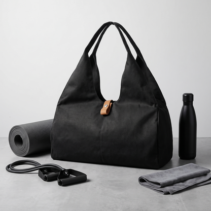 Sac de sport noir entouré d'accessoires non inclus, visuel d'ambiance
